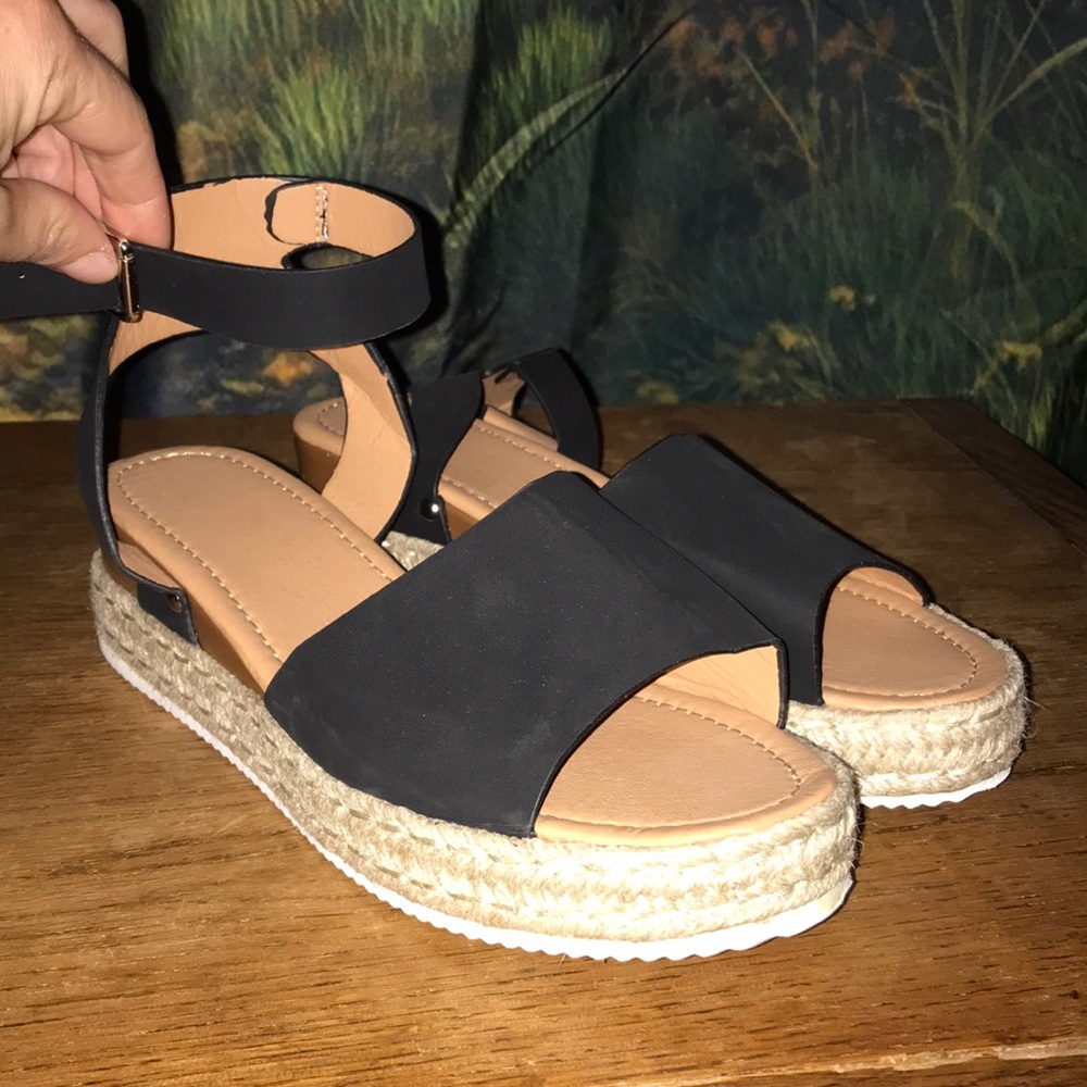 Sz 9 sandals, new without tags